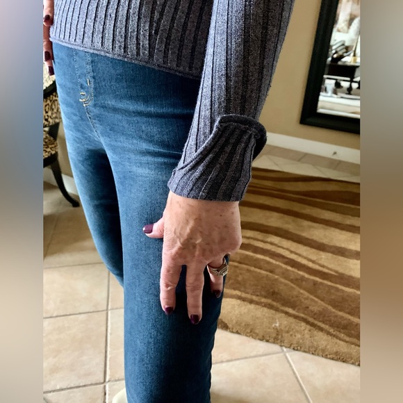 LN ZARA CUTE KNIT SWEATER. THIS SWEATER IS LIGHTWEIGHT & COMFY. - Picture 5 of 8